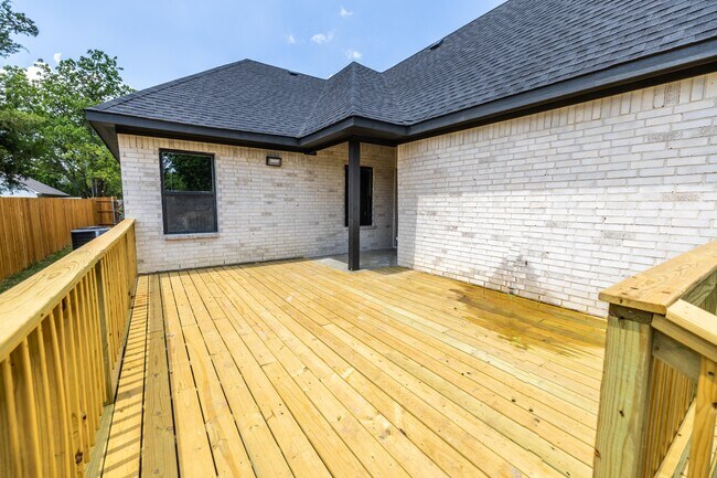 Building Photo - 207 S James St
