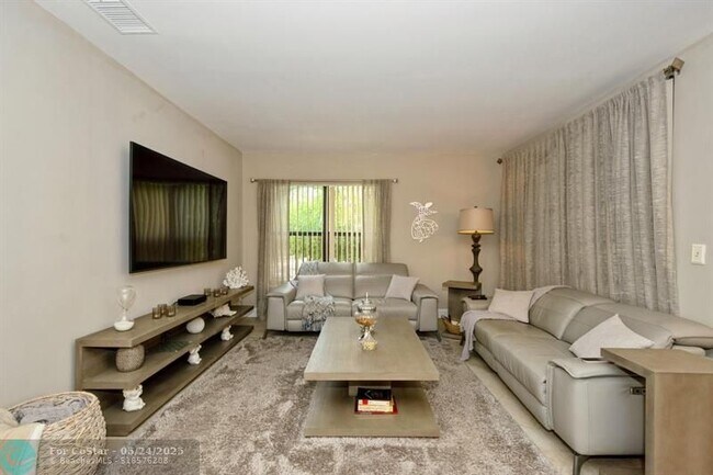 Building Photo - 4485 Carambola Cir N