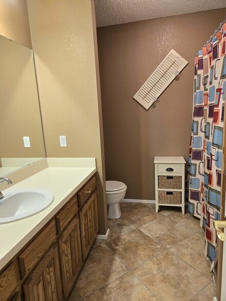 Guest Bathroom - 1629 Wyoming Ave