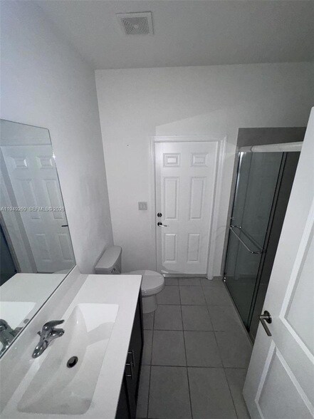 Building Photo - 157 NE 27th Terrace