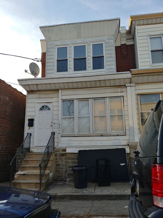 Primary Photo - Modern & Comfortable Lawncrest home-North ...