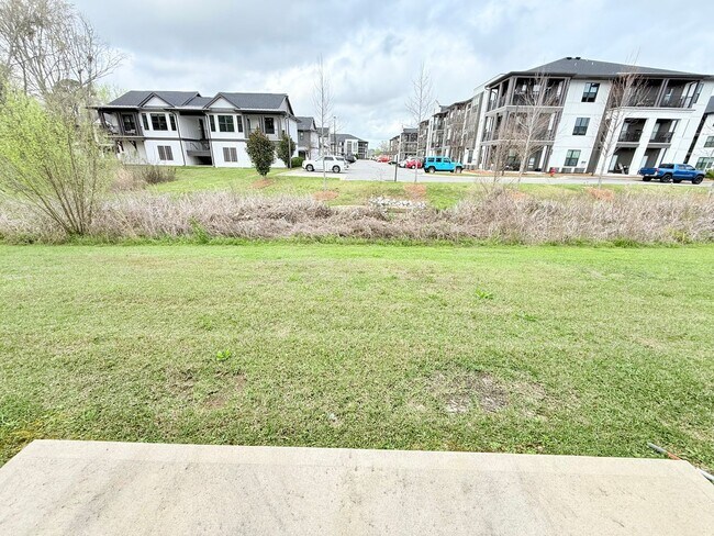 Building Photo - Stunning Townhome - Prime Pensacola Location