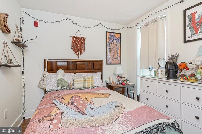 Building Photo - 1926 Bainbridge St