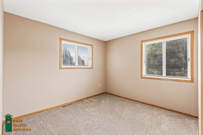 Building Photo - 3 Bedroom End Unit Townhouse