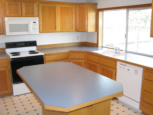 Building Photo - Three Bedroom Home in Keizer on Cul-de-sac