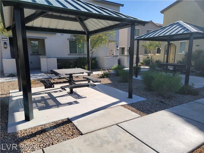 Building Photo - 3-BEDROOM TOWNHOME IN GATED NORTH LAS VEGA...