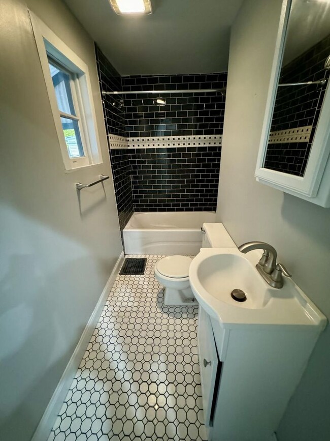 Building Photo - Charming 1-Bedroom Home in the Heart of Bellevue, KY