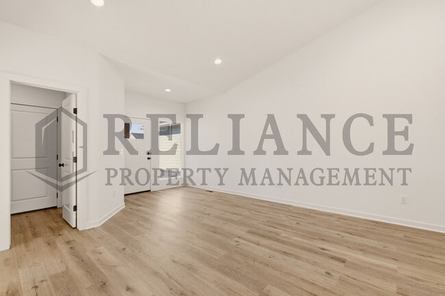 Building Photo - 5238 N Pinecrest Ct