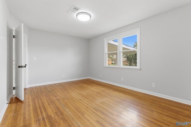 Building Photo - 400 Harolds Dr NW