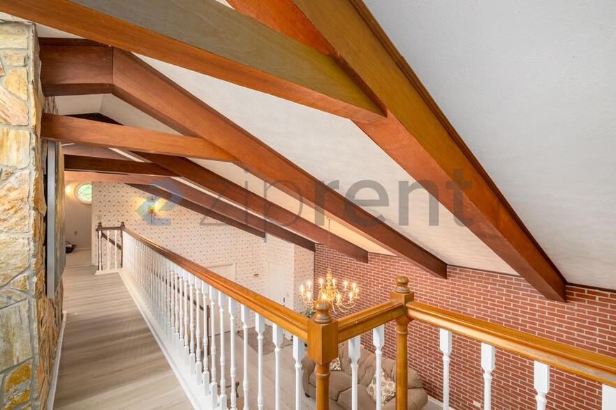 Building Photo - 615 Pinecrest Dr