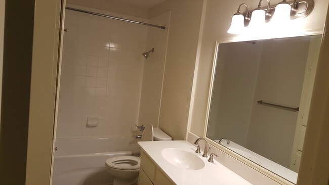 Building Photo - 634 Woodhaven Pl