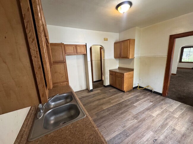 Building Photo - Charming 4-Bedroom Property in Prime Location