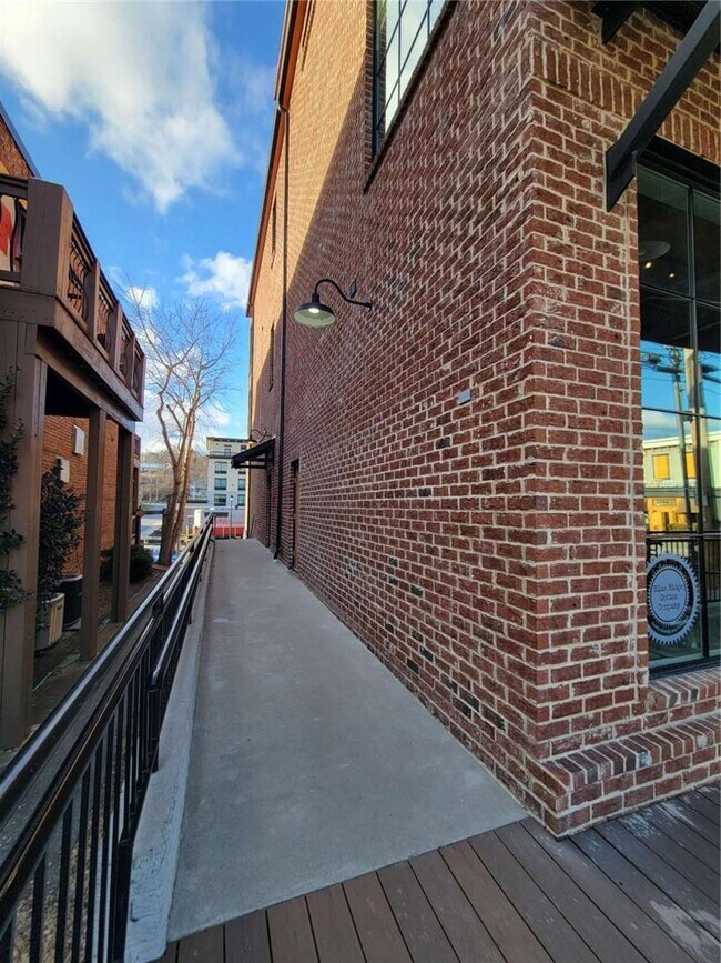 Building Photo - 550 E Main St