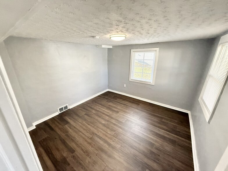 Bedroom 4 - 4206 Urn St