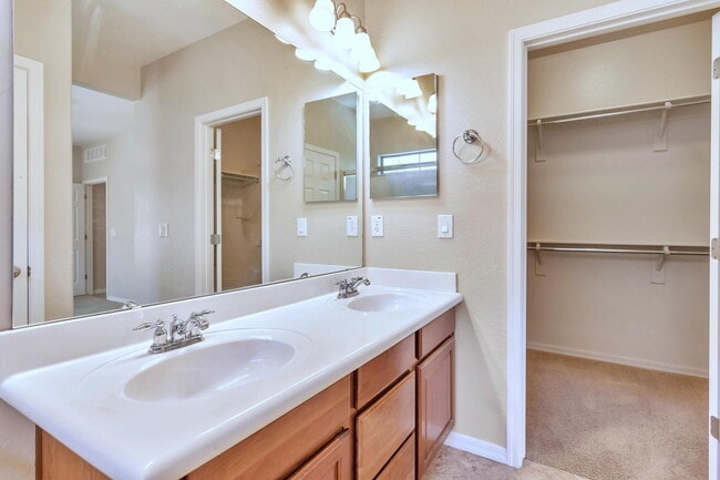 Building Photo - "Spacious 4-Bed Townhouse Oasis in Anthem – Modern Comfort Awaits!"
