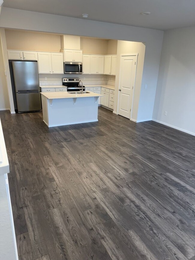 Building Photo - Goregous 2 Bedroom Townhome with 2 Car Gar...