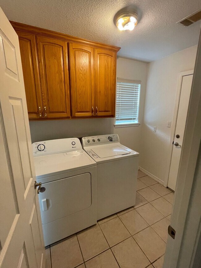 Building Photo - Spacious Home for Rent