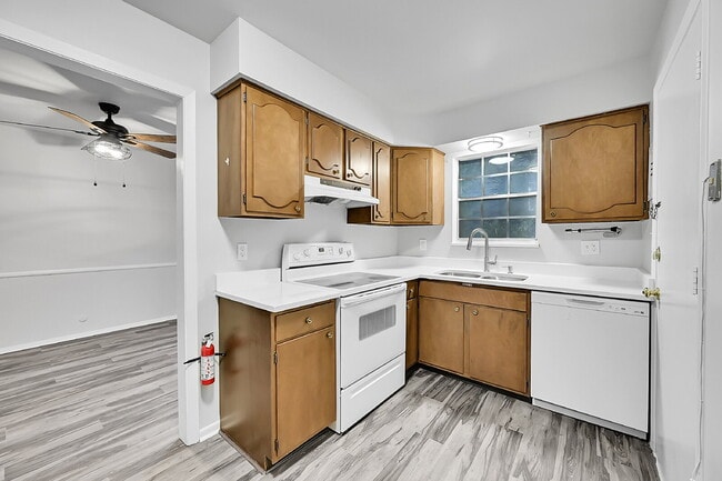 Building Photo - $1,275.00 - $500 OFF First Month Rent, 2 B...