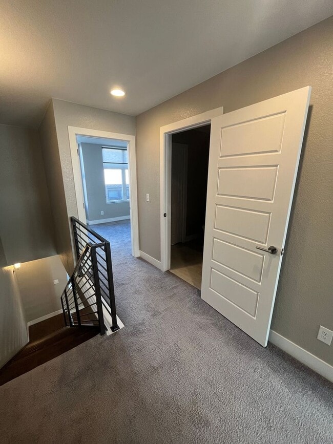 Building Photo - 2858 Hazel Ct