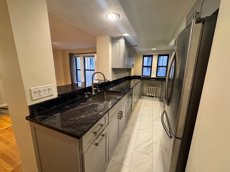 Building Photo - 452 Park Dr