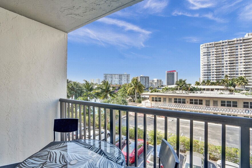 Building Photo - 2017 S Ocean Dr