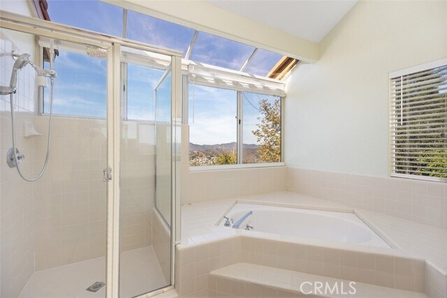 Building Photo - 2 Crystalglen