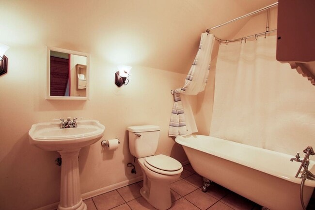 Building Photo - Lovely Home and Property Located on Honeym...