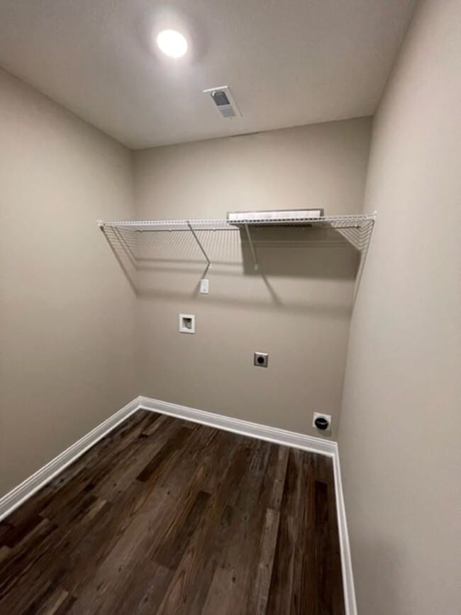 Building Photo - 3 Bedroom 2 1/2 Bathroom Home!