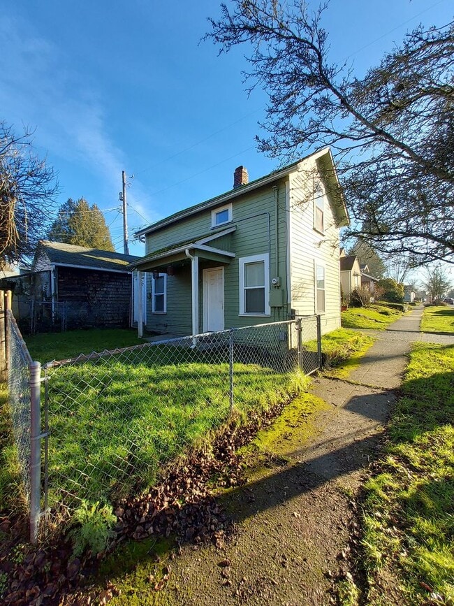 Building Photo - 2 bed 1 bath House Available Now!