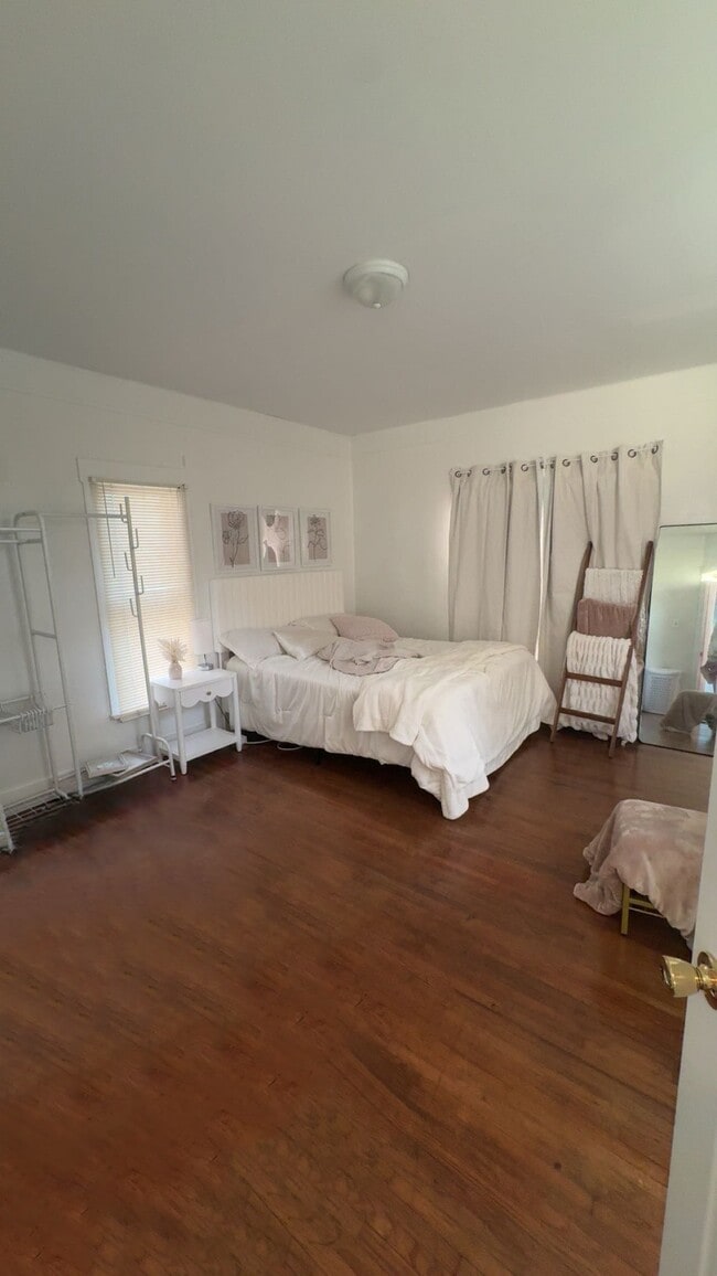 Building Photo - 320 W Cooper St