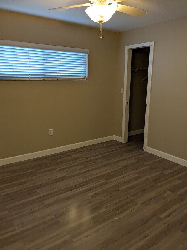 Building Photo - 4575 Cove Cir