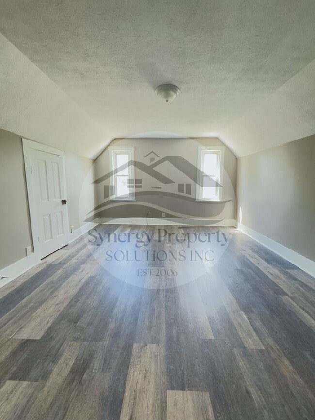 Building Photo - LARGE CRESTLINE HOUSE
