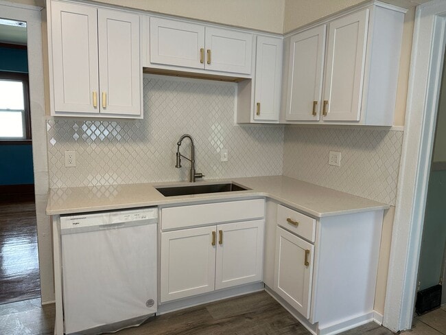 Building Photo - 1119 Alexander St SE