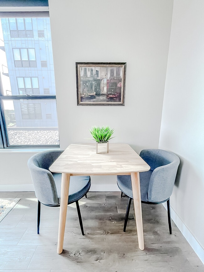 Building Photo - 1400 E Walnut St