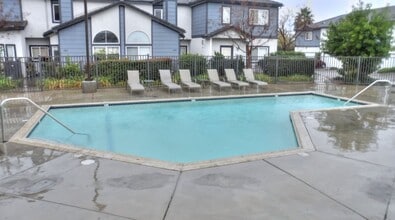 Building Photo - Gorgeous Condo in Prestigious Community With 2 Bed/2 Baths In Redlands!