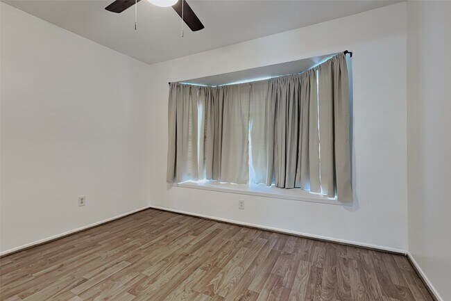 Building Photo - 8614 Lake Crystal Dr