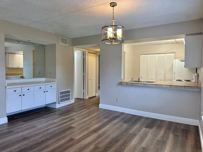 Building Photo - First Floor 2/2 Condo at Pine Shadows in O...
