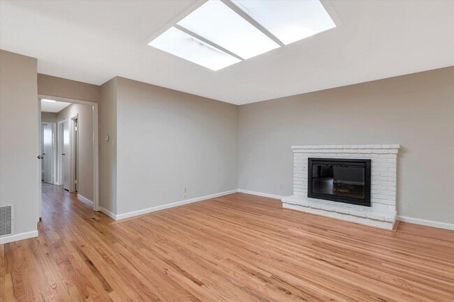 Building Photo - Beautifully Remodeled 4 Bedroom (+ bonus room and closet) 2 Bathroom Mountain View Home!