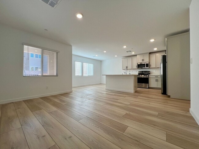 Building Photo - Beautiful Newer 4 Bedroom Home in Cadence with Large Loft