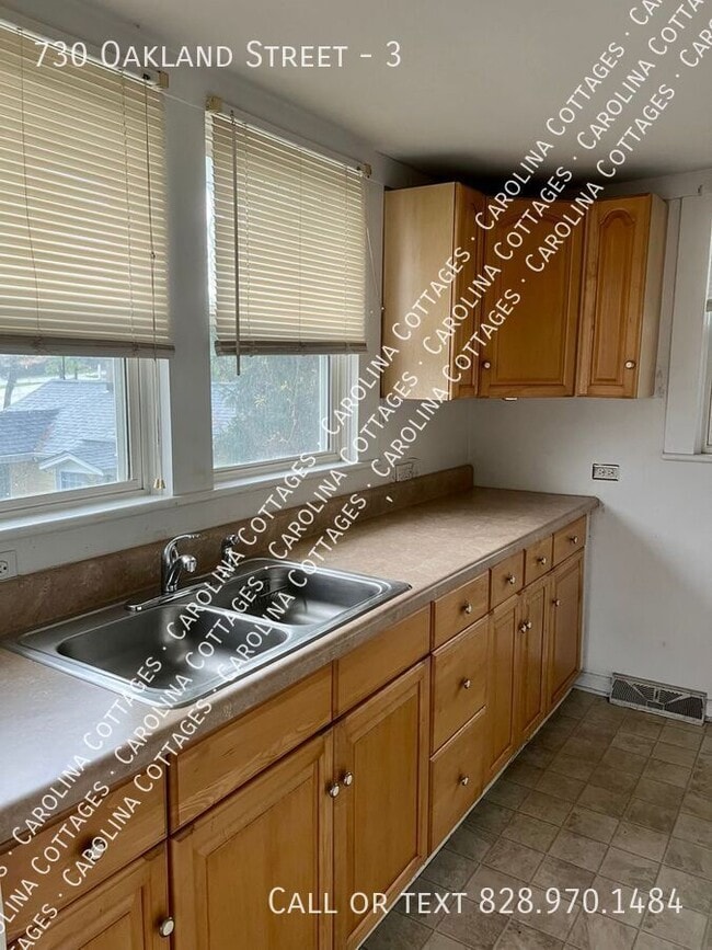 Building Photo - 730 Oakland St