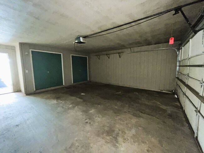 Building Photo - 2 Bedroom 2.5 Bathroom Townhome $500 Move-...