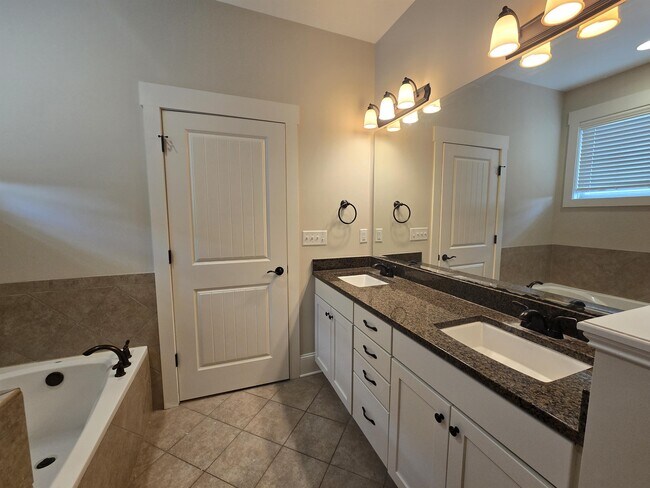 Building Photo - 435 Belvedere Dr