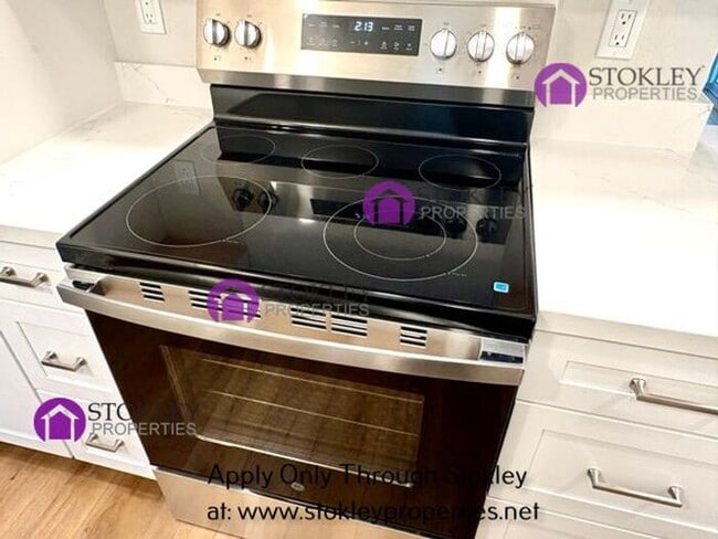 Building Photo - 1875 Queens Rd