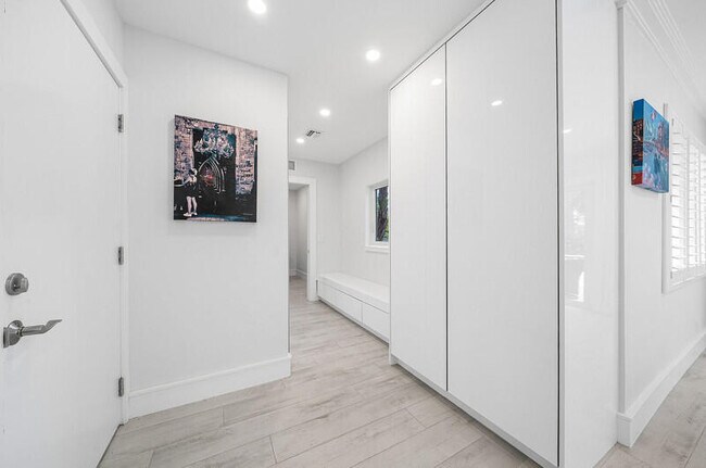 Building Photo - 1733 Coral Gardens Dr