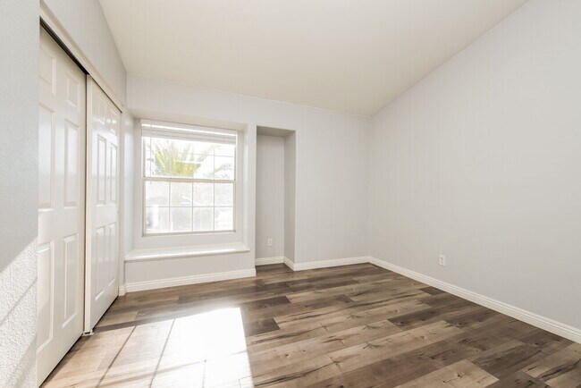 Building Photo - 704 Colonnade Row Dr