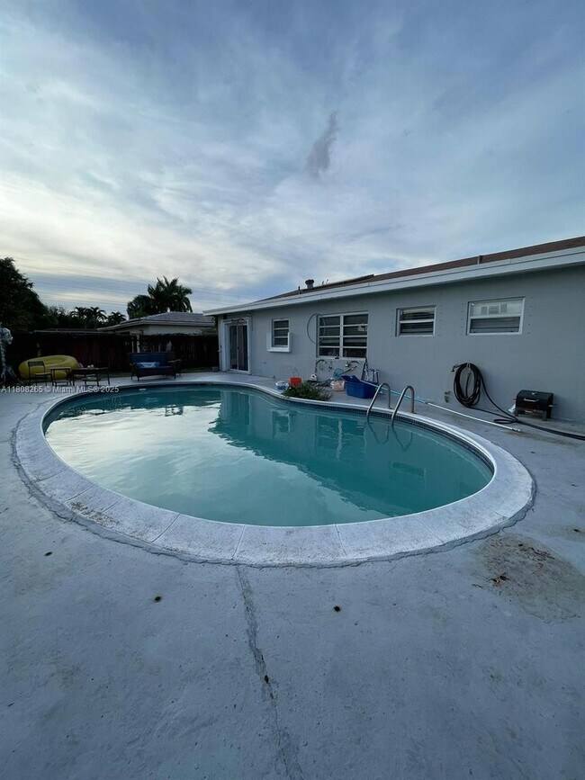 Building Photo - 6812 Doral