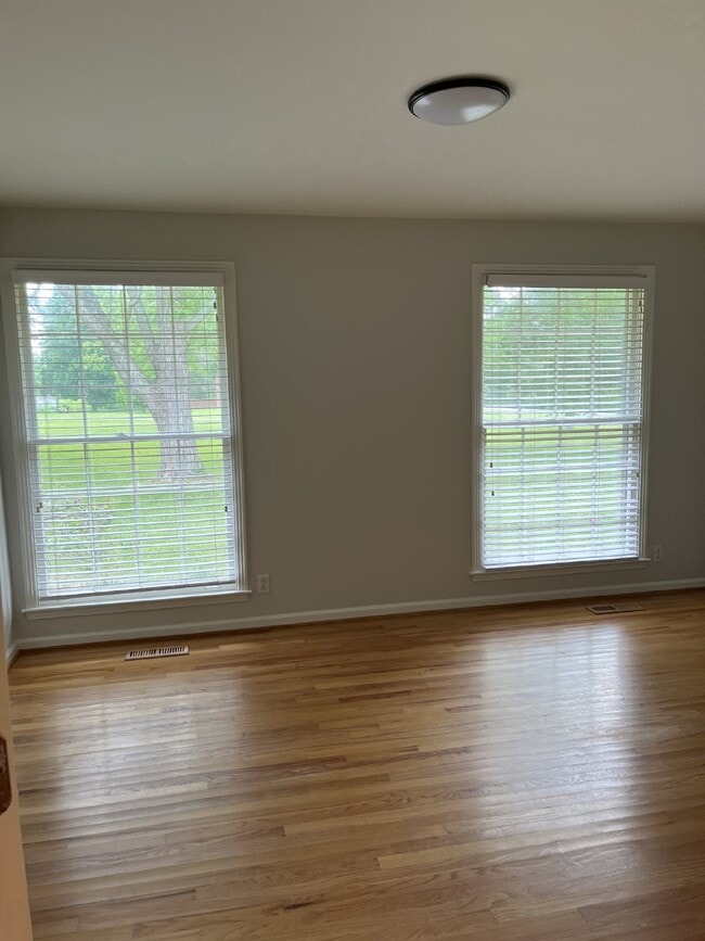 Building Photo - 810 Davis Dr