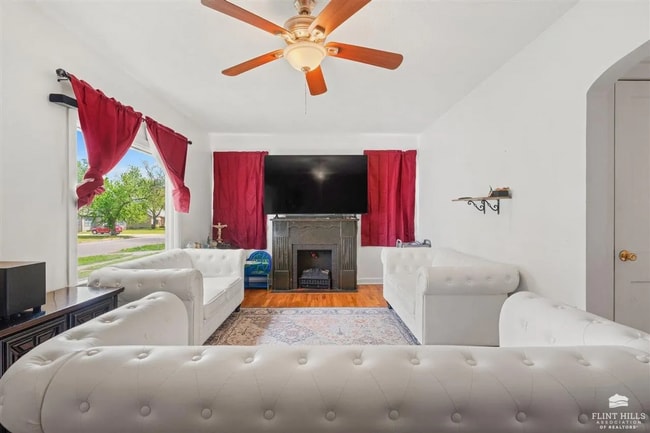 Building Photo - Charming Single Family Home!