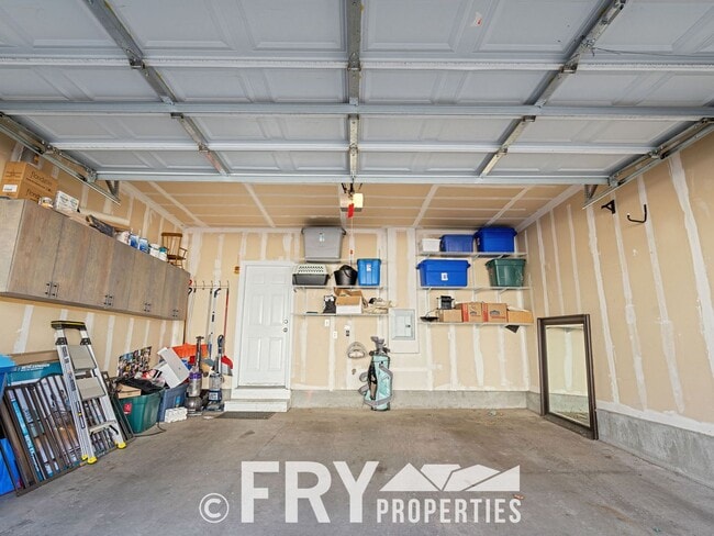 Building Photo - Beautiful Townhome in a Great Location