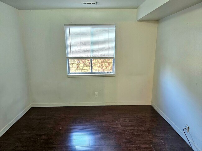 Building Photo - Nice Private Guy Room Downtown